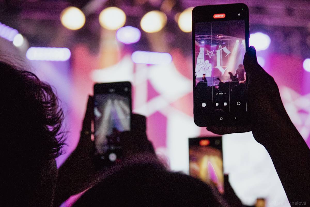 Barns Courtney si v Lucerna Music Baru zaplaval na rukou fanoušků, bavili i The Struts 