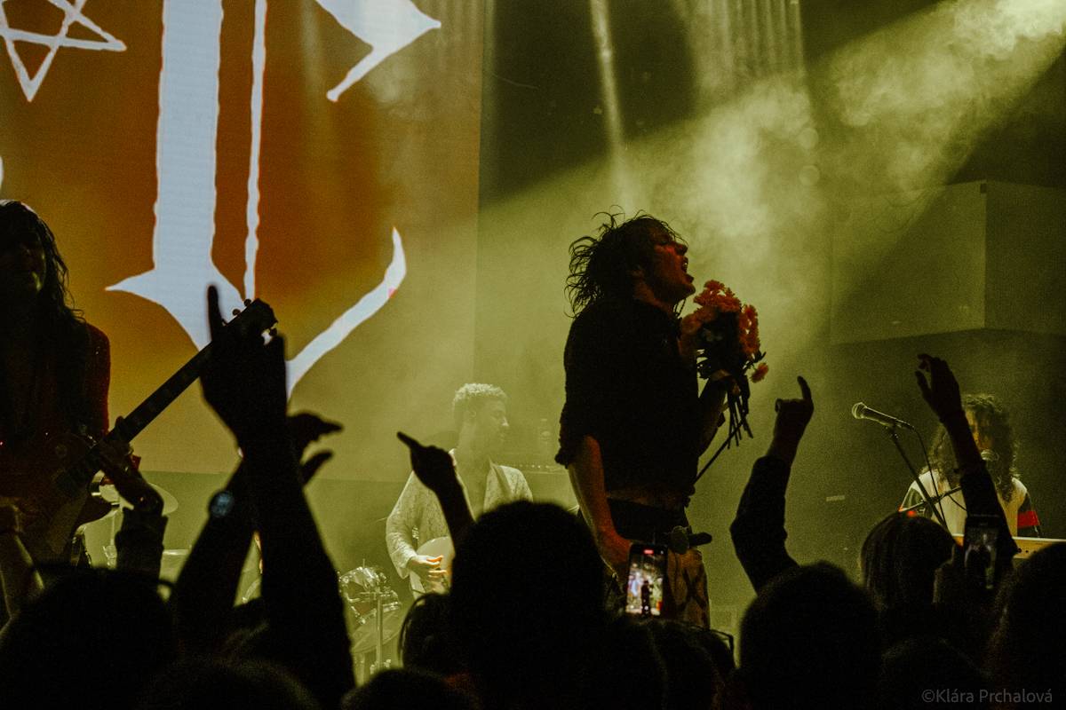 Barns Courtney si v Lucerna Music Baru zaplaval na rukou fanoušků, bavili i The Struts 