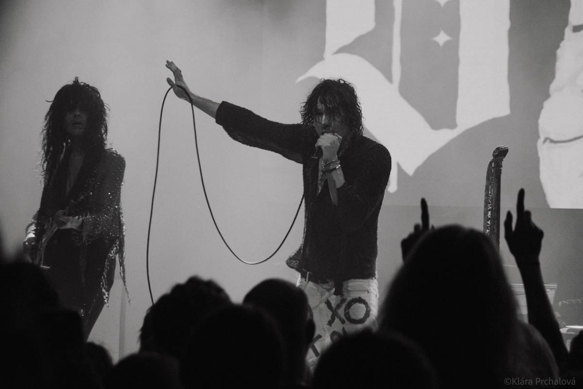 Barns Courtney si v Lucerna Music Baru zaplaval na rukou fanoušků, bavili i The Struts 