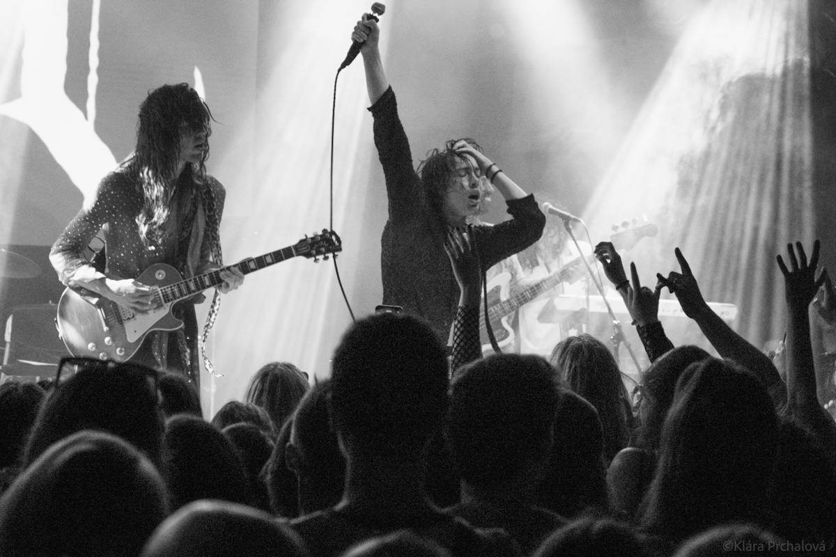 Barns Courtney si v Lucerna Music Baru zaplaval na rukou fanoušků, bavili i The Struts 