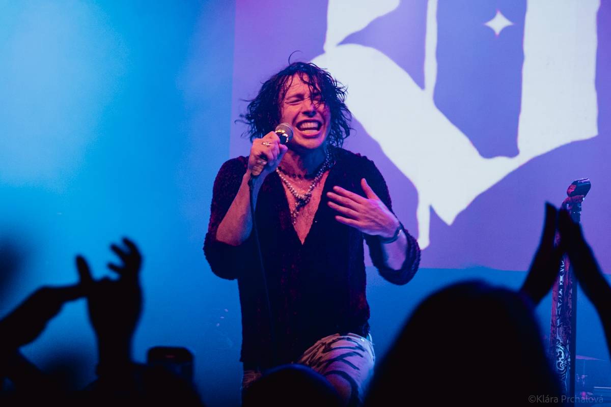 Barns Courtney si v Lucerna Music Baru zaplaval na rukou fanoušků, bavili i The Struts 