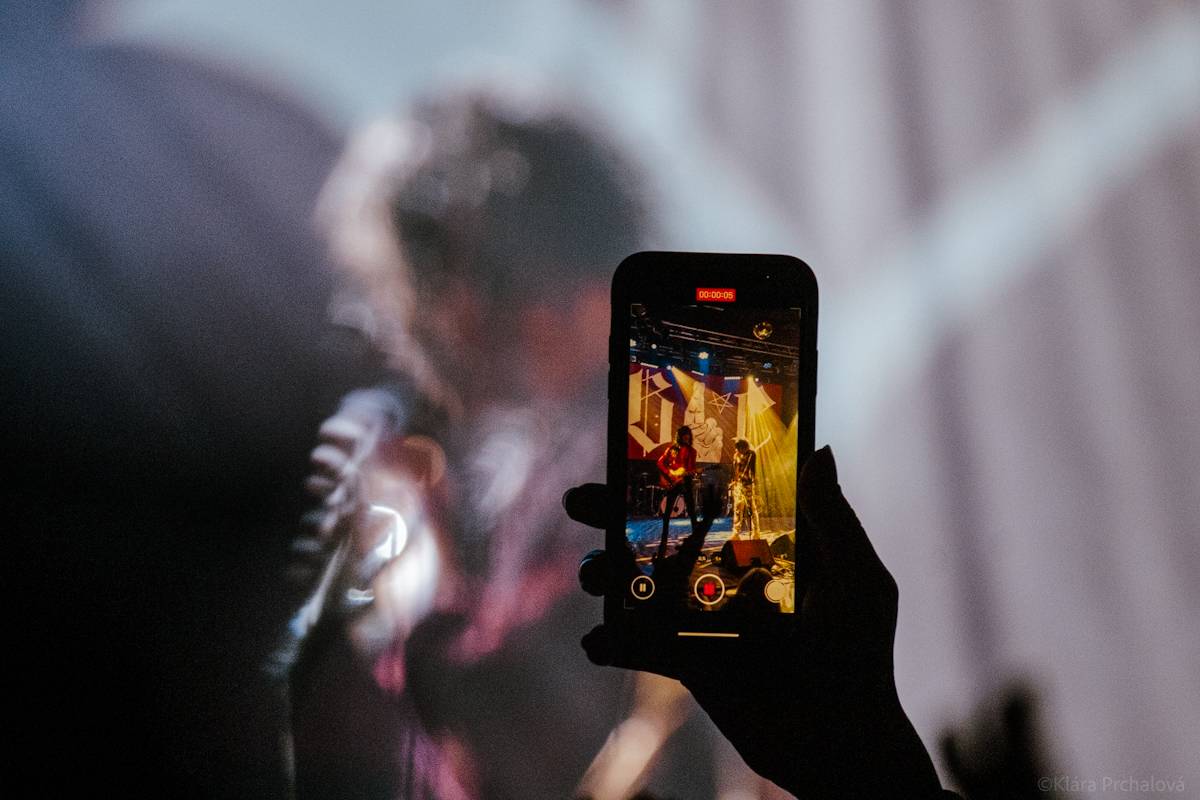 Barns Courtney si v Lucerna Music Baru zaplaval na rukou fanoušků, bavili i The Struts 