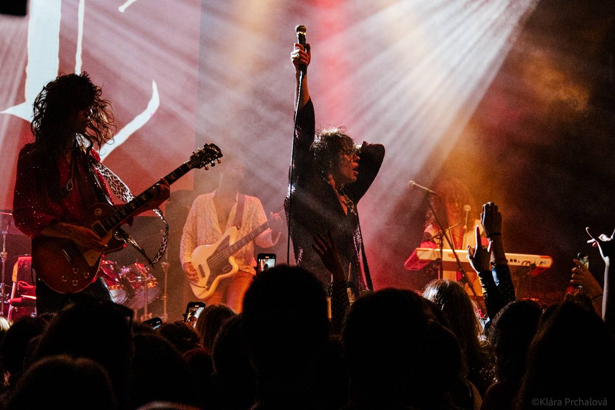 Barns Courtney si v Lucerna Music Baru zaplaval na rukou fanoušků, bavili i The Struts 