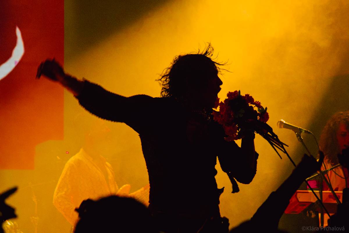 Barns Courtney si v Lucerna Music Baru zaplaval na rukou fanoušků, bavili i The Struts 