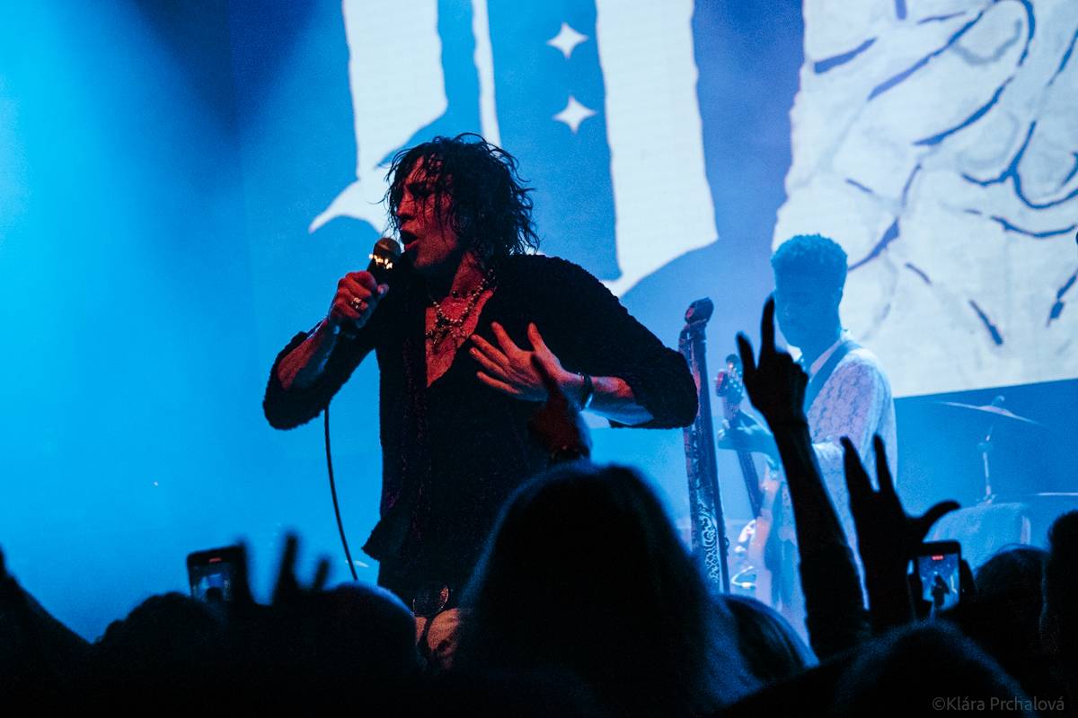 Barns Courtney si v Lucerna Music Baru zaplaval na rukou fanoušků, bavili i The Struts 