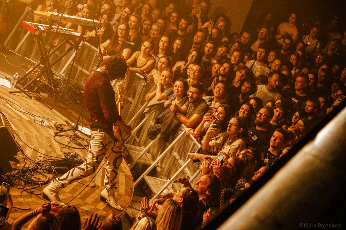 Barns Courtney si v Lucerna Music Baru zaplaval na rukou fanoušků, bavili i The Struts 