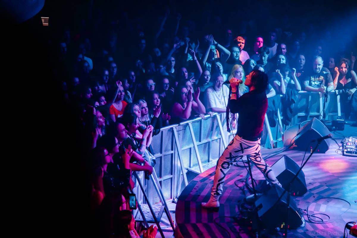 Barns Courtney si v Lucerna Music Baru zaplaval na rukou fanoušků, bavili i The Struts 