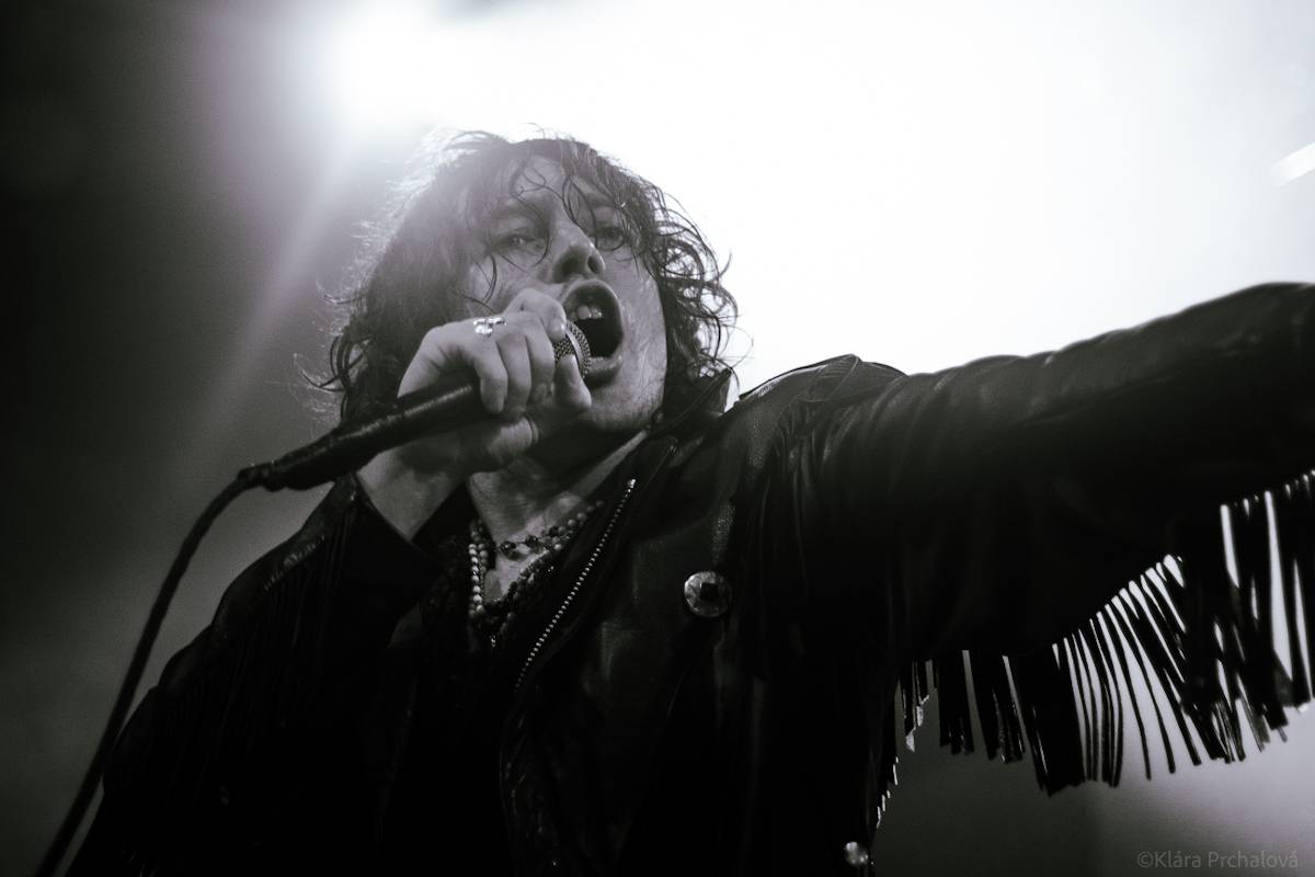 Barns Courtney si v Lucerna Music Baru zaplaval na rukou fanoušků, bavili i The Struts 
