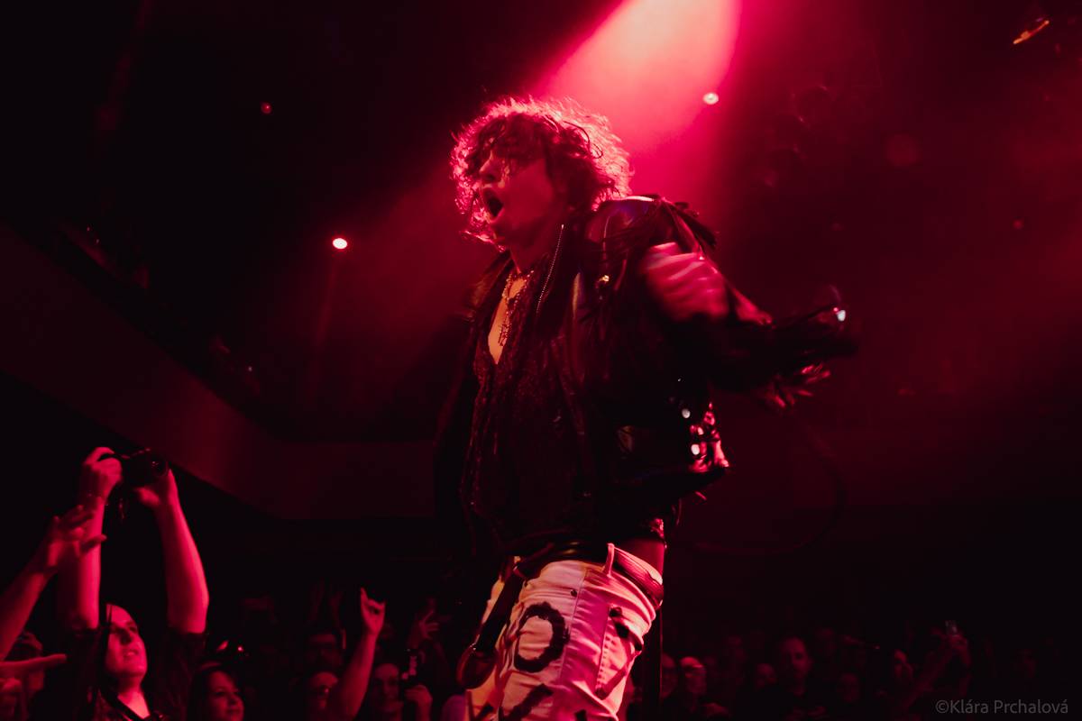 Barns Courtney si v Lucerna Music Baru zaplaval na rukou fanoušků, bavili i The Struts 