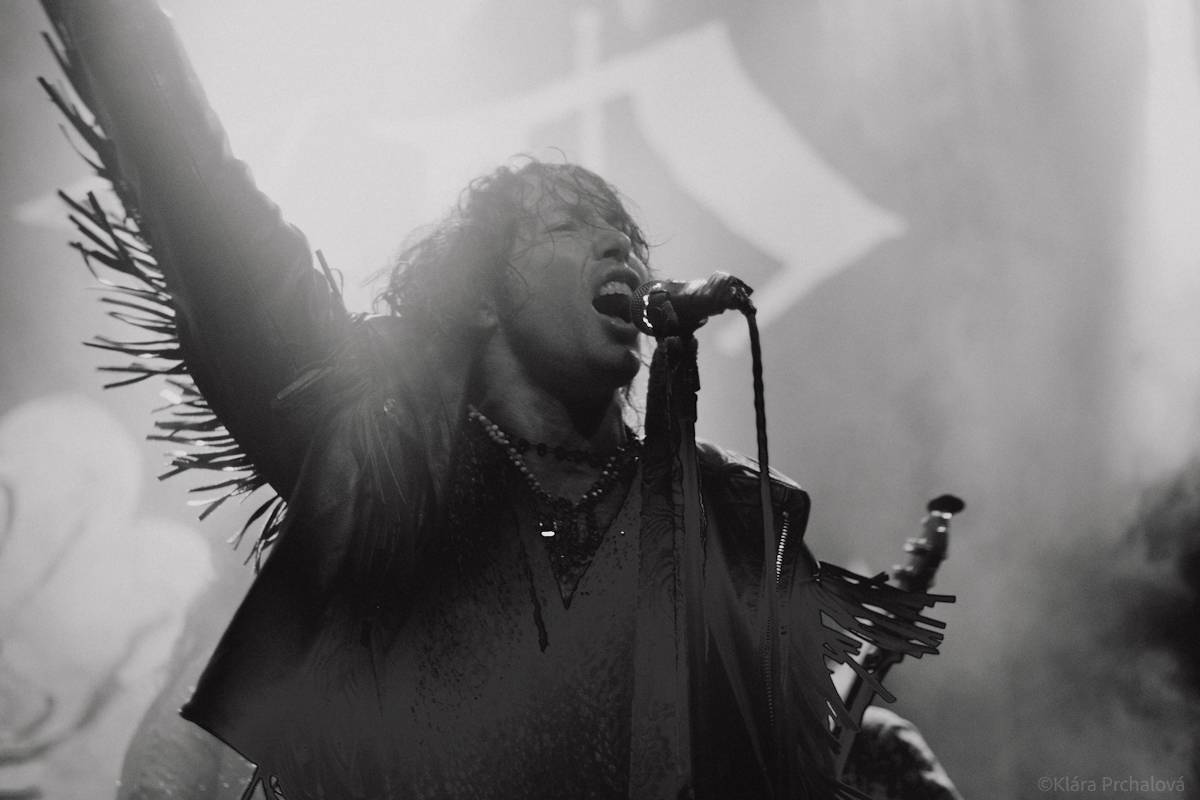 Barns Courtney si v Lucerna Music Baru zaplaval na rukou fanoušků, bavili i The Struts 