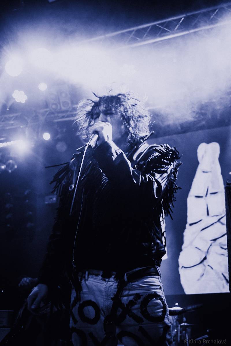 Barns Courtney si v Lucerna Music Baru zaplaval na rukou fanoušků, bavili i The Struts 