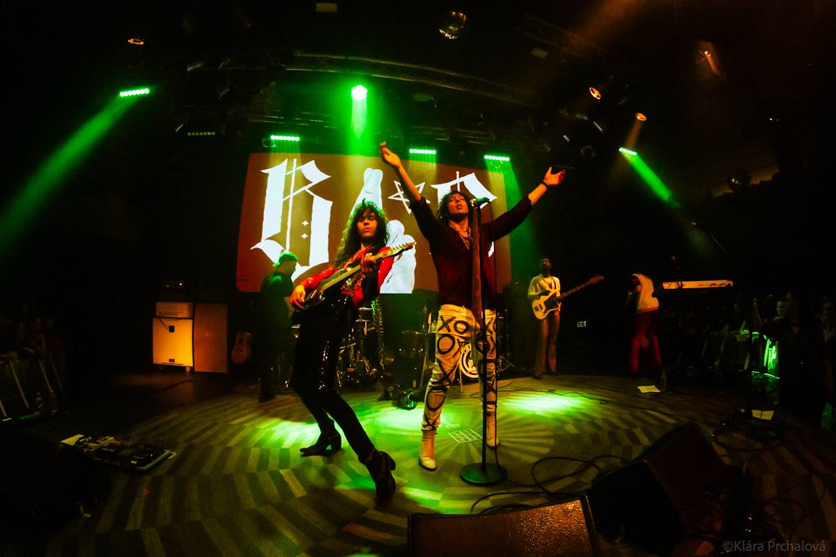 Barns Courtney si v Lucerna Music Baru zaplaval na rukou fanoušků, bavili i The Struts 