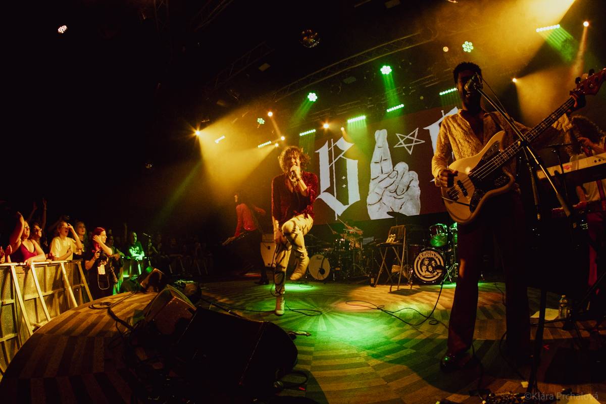 Barns Courtney si v Lucerna Music Baru zaplaval na rukou fanoušků, bavili i The Struts 