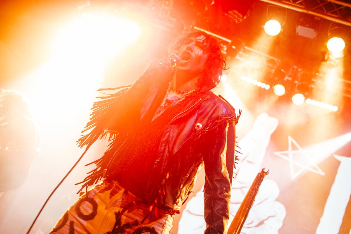 Barns Courtney si v Lucerna Music Baru zaplaval na rukou fanoušků, bavili i The Struts 