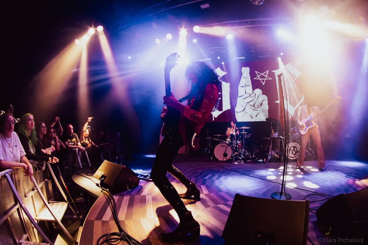 Barns Courtney si v Lucerna Music Baru zaplaval na rukou fanoušků, bavili i The Struts 