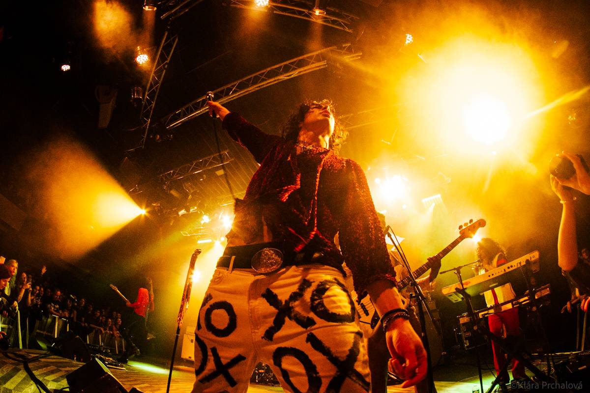 Barns Courtney si v Lucerna Music Baru zaplaval na rukou fanoušků, bavili i The Struts 