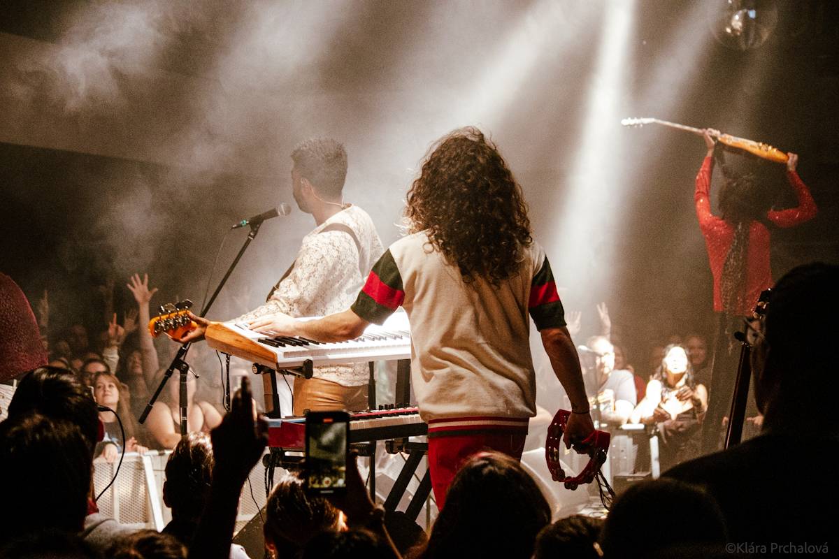 Barns Courtney si v Lucerna Music Baru zaplaval na rukou fanoušků, bavili i The Struts 