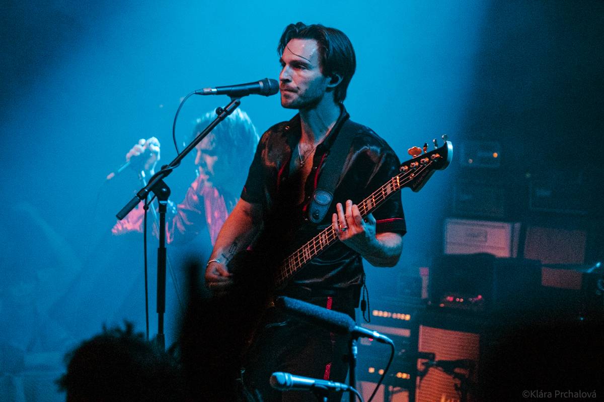 Barns Courtney si v Lucerna Music Baru zaplaval na rukou fanoušků, bavili i The Struts 