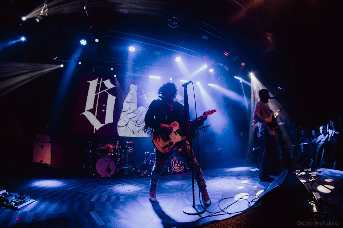 Barns Courtney si v Lucerna Music Baru zaplaval na rukou fanoušků, bavili i The Struts 