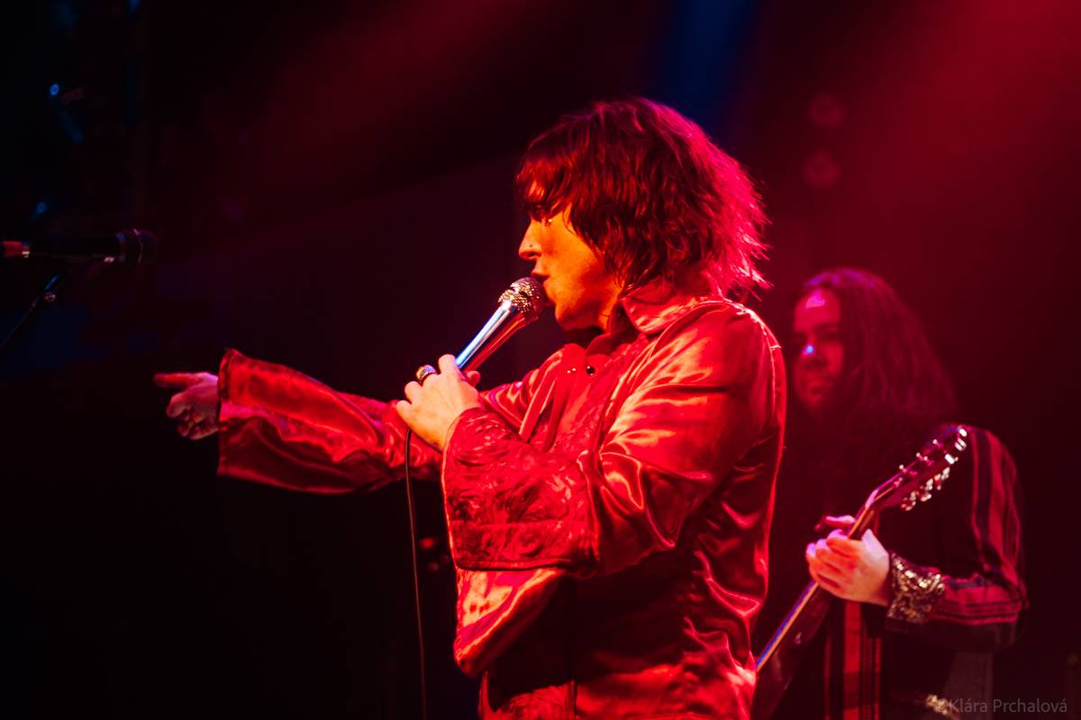 Barns Courtney si v Lucerna Music Baru zaplaval na rukou fanoušků, bavili i The Struts 