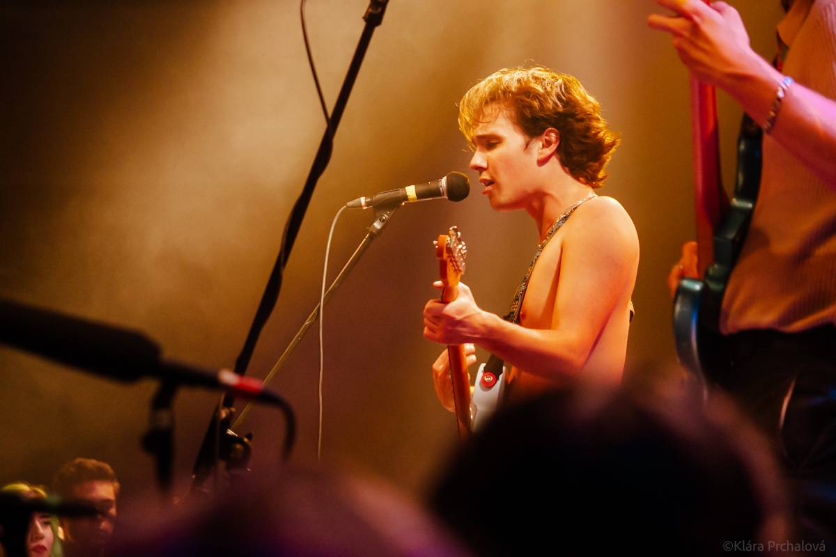 Barns Courtney si v Lucerna Music Baru zaplaval na rukou fanoušků, bavili i The Struts 