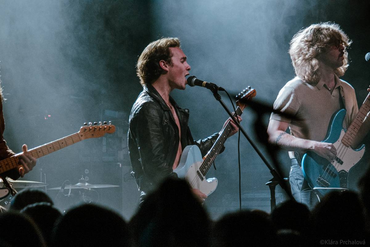 Barns Courtney si v Lucerna Music Baru zaplaval na rukou fanoušků, bavili i The Struts 