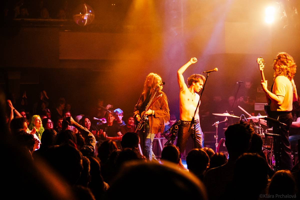 Barns Courtney si v Lucerna Music Baru zaplaval na rukou fanoušků, bavili i The Struts 