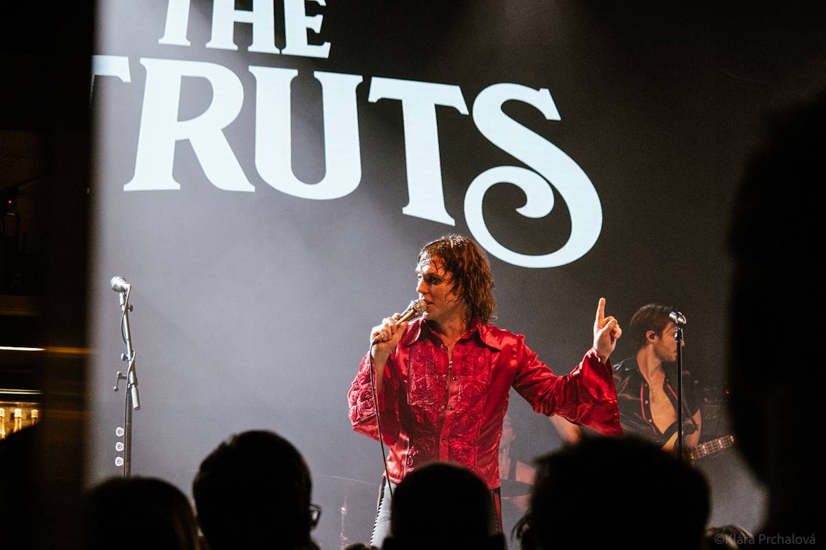 Barns Courtney si v Lucerna Music Baru zaplaval na rukou fanoušků, bavili i The Struts 