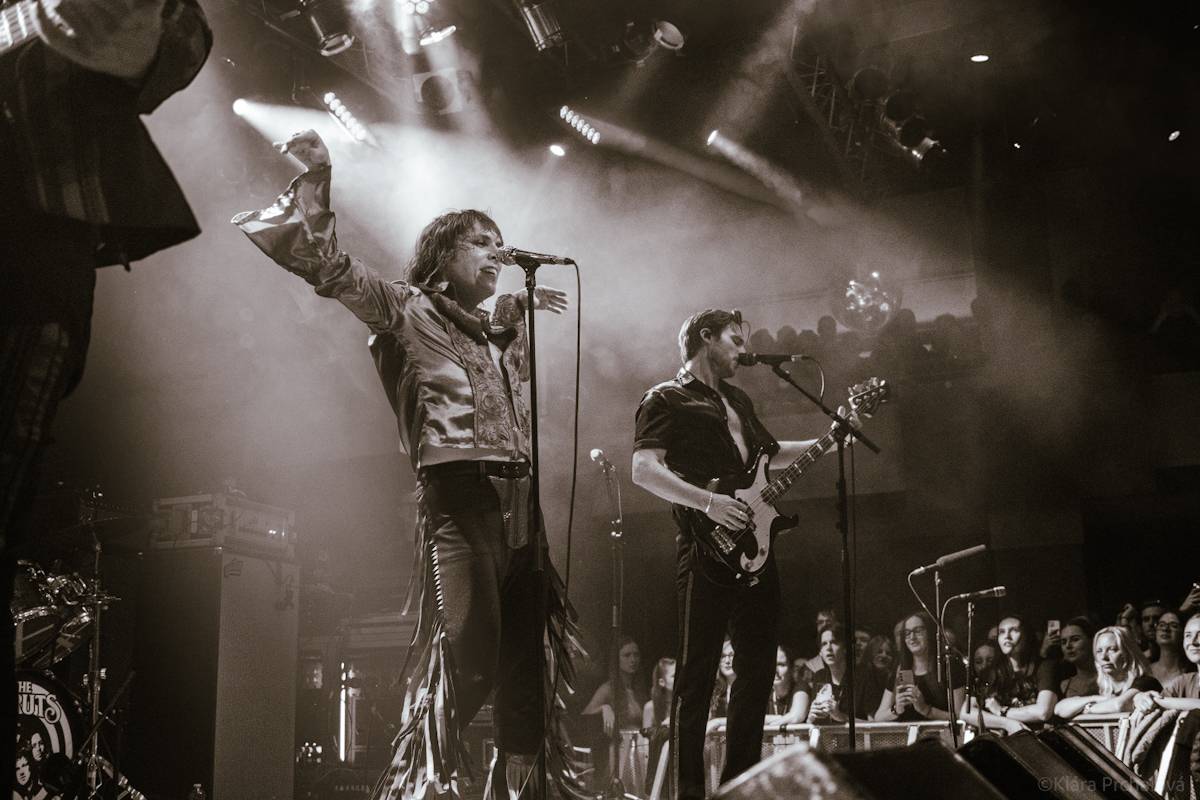 Barns Courtney si v Lucerna Music Baru zaplaval na rukou fanoušků, bavili i The Struts 