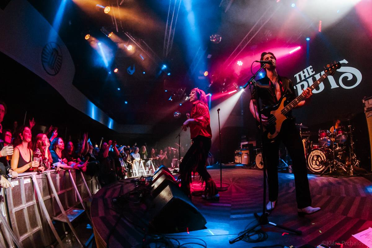 Barns Courtney si v Lucerna Music Baru zaplaval na rukou fanoušků, bavili i The Struts 