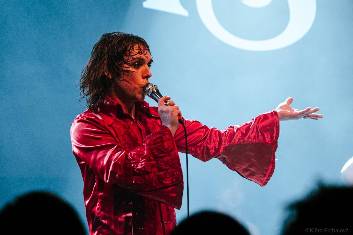 Barns Courtney si v Lucerna Music Baru zaplaval na rukou fanoušků, bavili i The Struts 