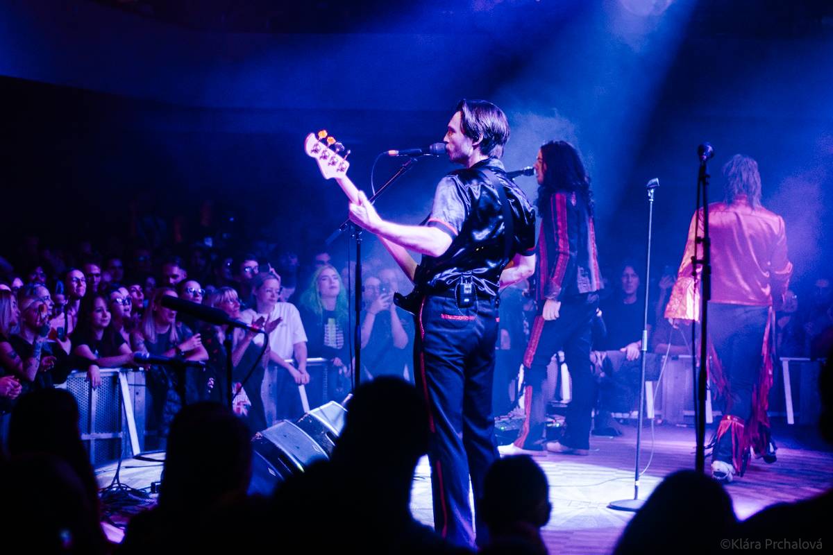 Barns Courtney si v Lucerna Music Baru zaplaval na rukou fanoušků, bavili i The Struts 