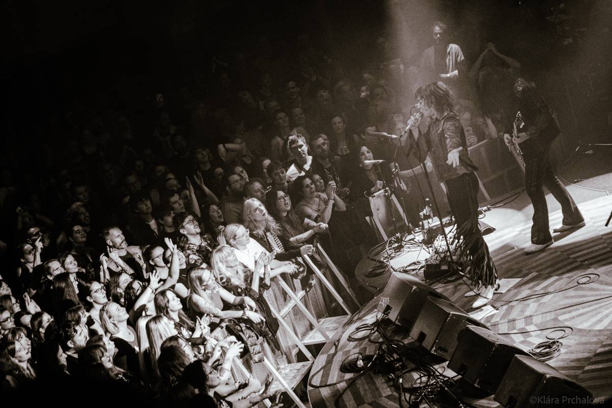 Barns Courtney si v Lucerna Music Baru zaplaval na rukou fanoušků, bavili i The Struts 