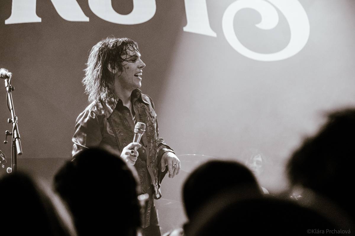 Barns Courtney si v Lucerna Music Baru zaplaval na rukou fanoušků, bavili i The Struts 