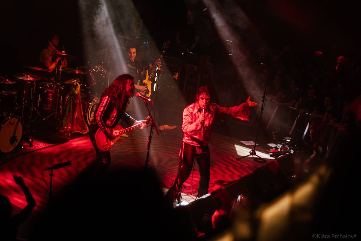 Barns Courtney si v Lucerna Music Baru zaplaval na rukou fanoušků, bavili i The Struts 