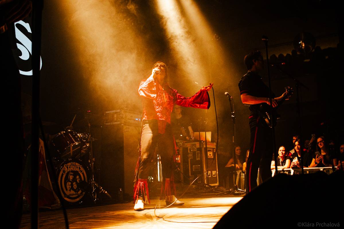 Barns Courtney si v Lucerna Music Baru zaplaval na rukou fanoušků, bavili i The Struts 