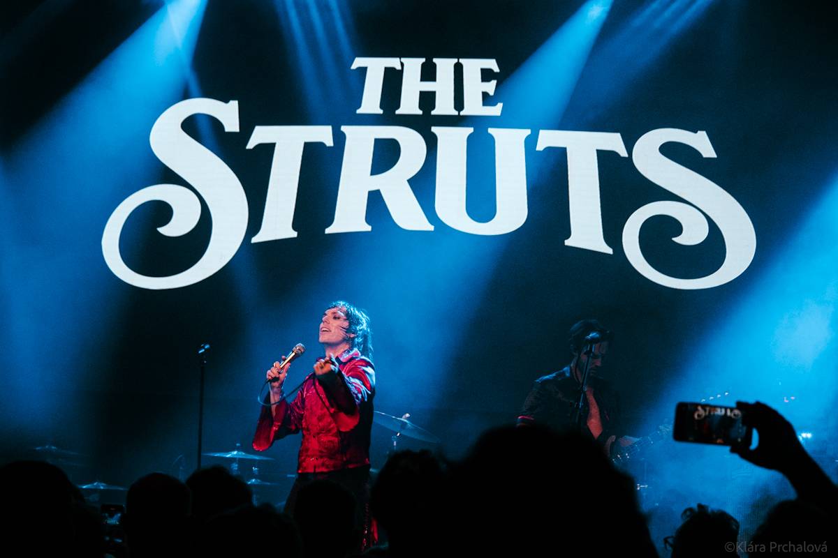 Barns Courtney si v Lucerna Music Baru zaplaval na rukou fanoušků, bavili i The Struts 