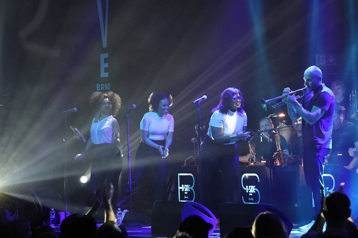 Electro Deluxe se spojili s B-Side Bandem a předvedli v Brně elektrizující show