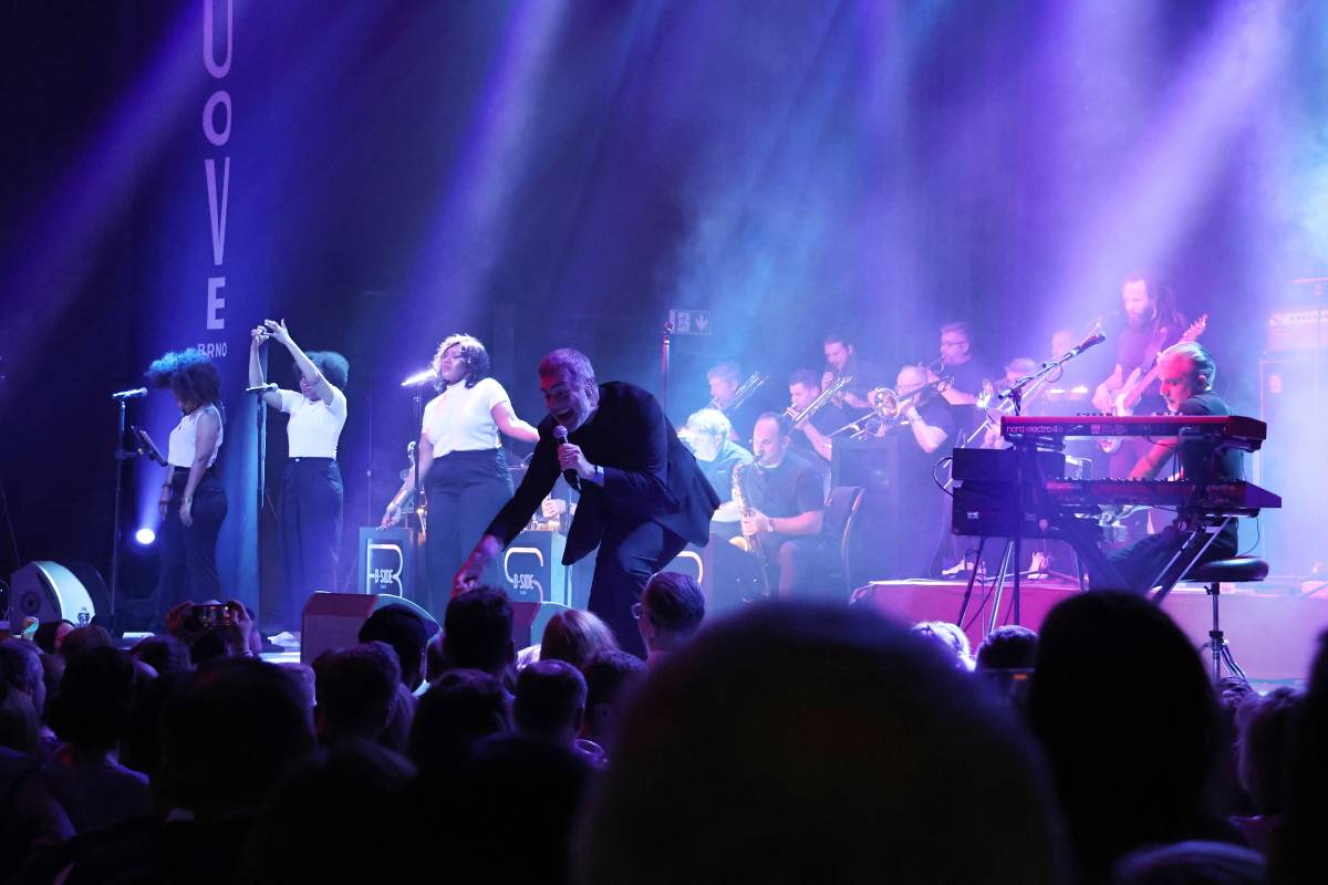 Electro Deluxe se spojili s B-Side Bandem a předvedli v Brně elektrizující show