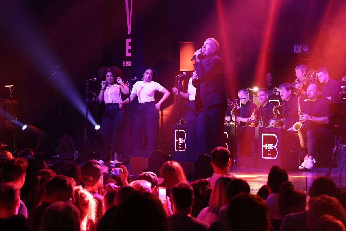 Electro Deluxe se spojili s B-Side Bandem a předvedli v Brně elektrizující show