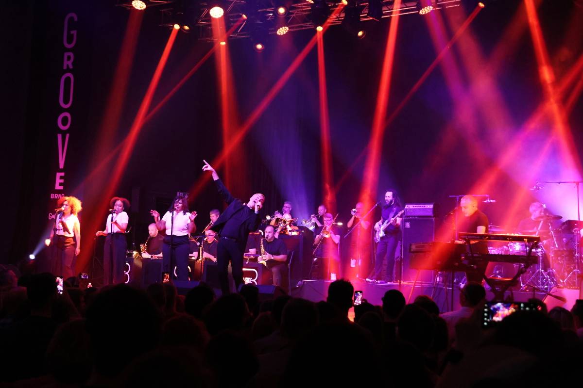 Electro Deluxe se spojili s B-Side Bandem a předvedli v Brně elektrizující show