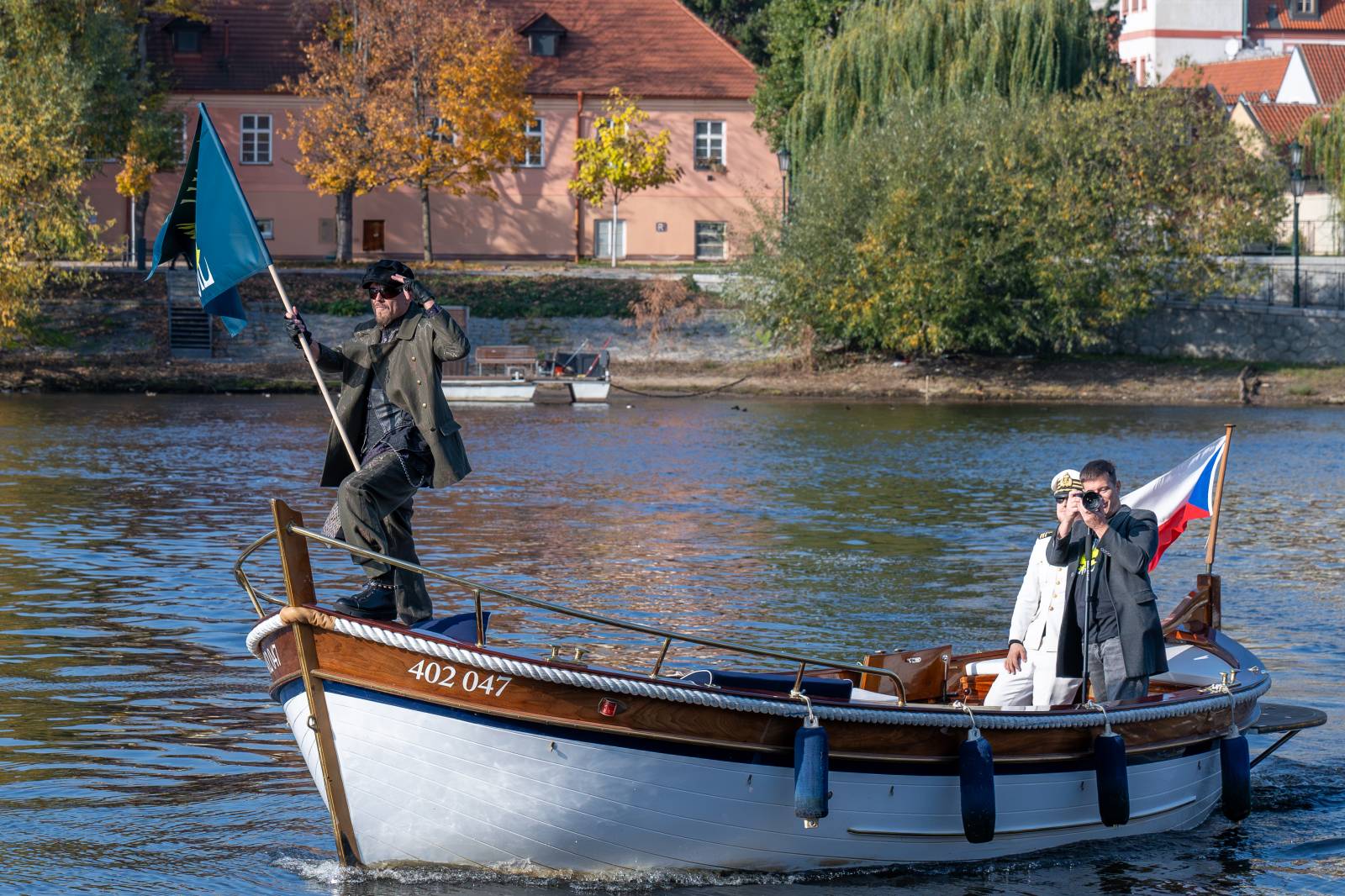 Lucie je zase ve čtyřech. Na lodi v Praze přivítala na palubě Viktora Dyka
