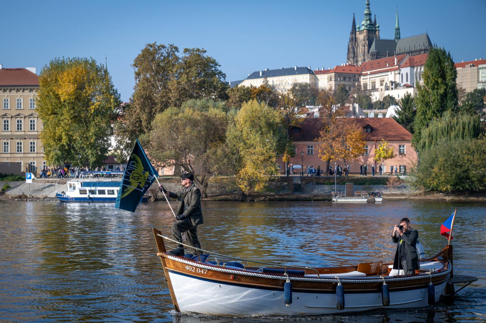 Lucie je zase ve čtyřech. Na lodi v Praze přivítala na palubě Viktora Dyka