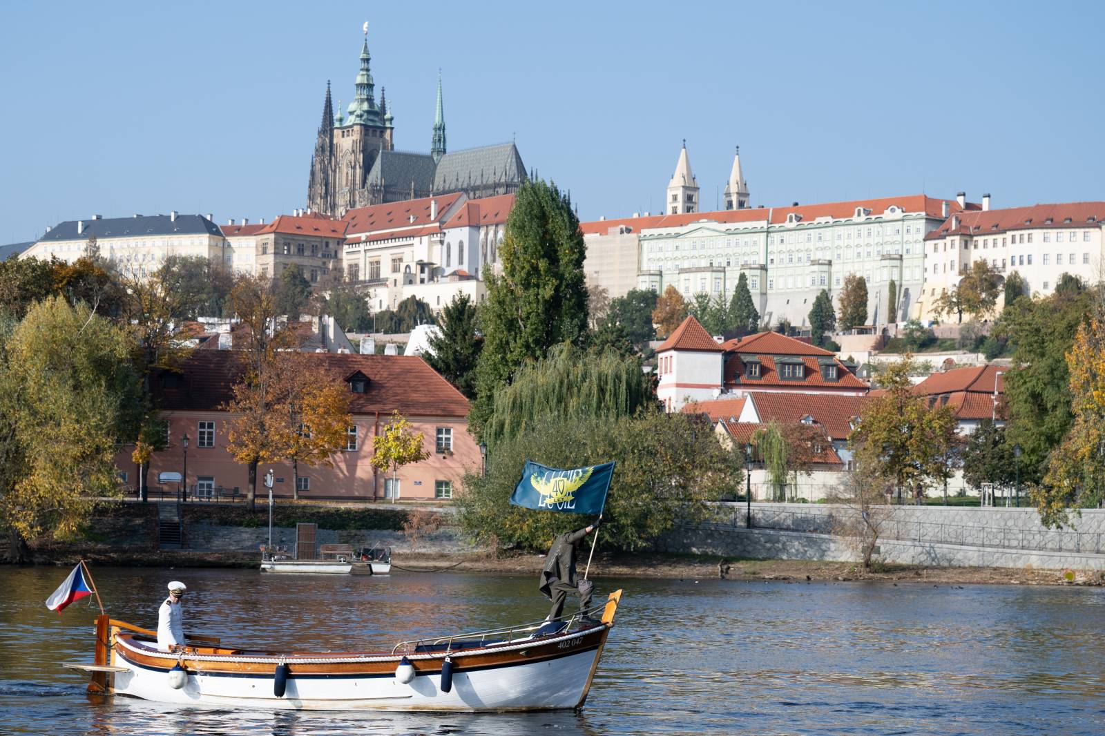 Lucie je zase ve čtyřech. Na lodi v Praze přivítala na palubě Viktora Dyka