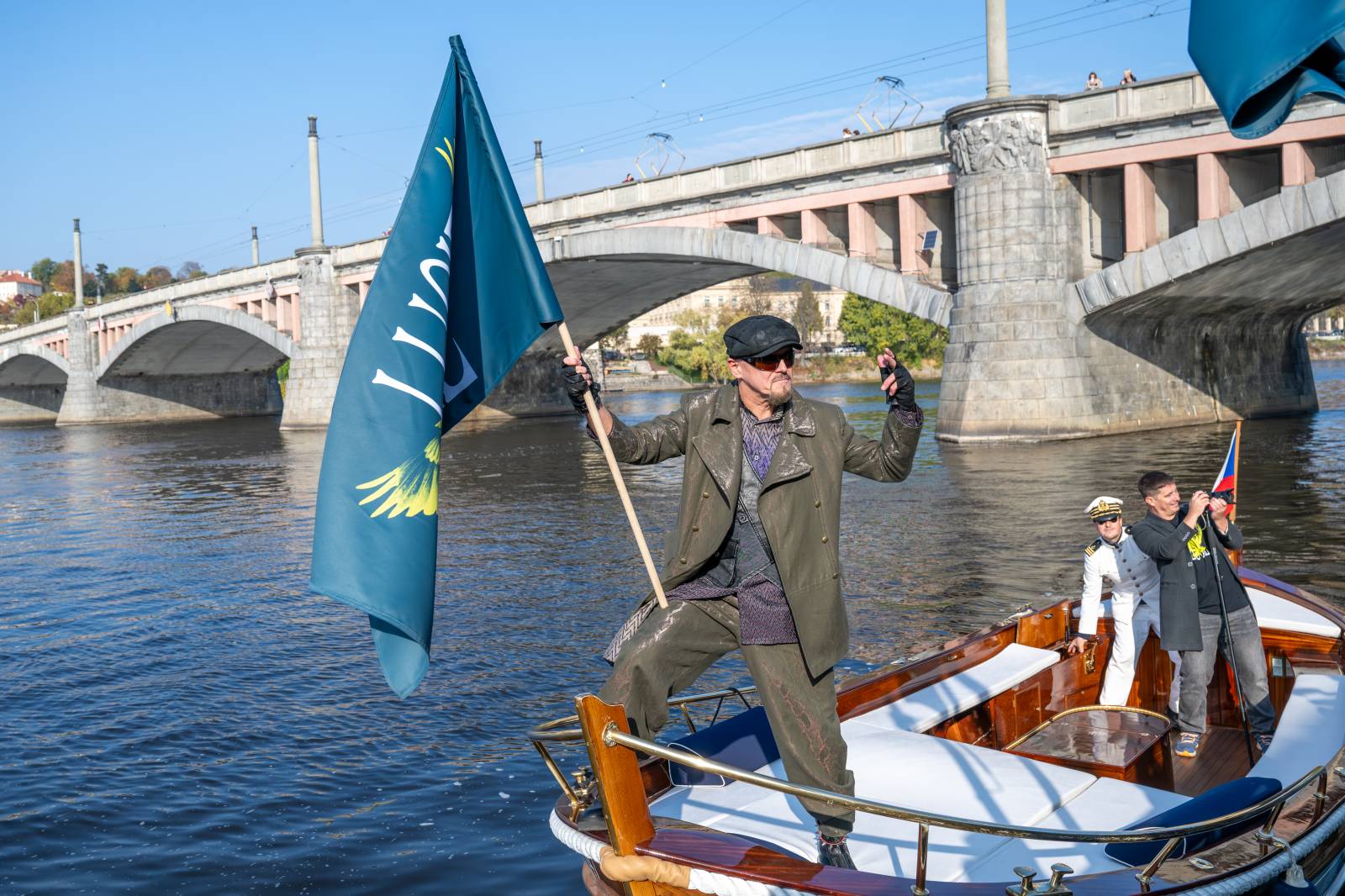 Lucie je zase ve čtyřech. Na lodi v Praze přivítala na palubě Viktora Dyka