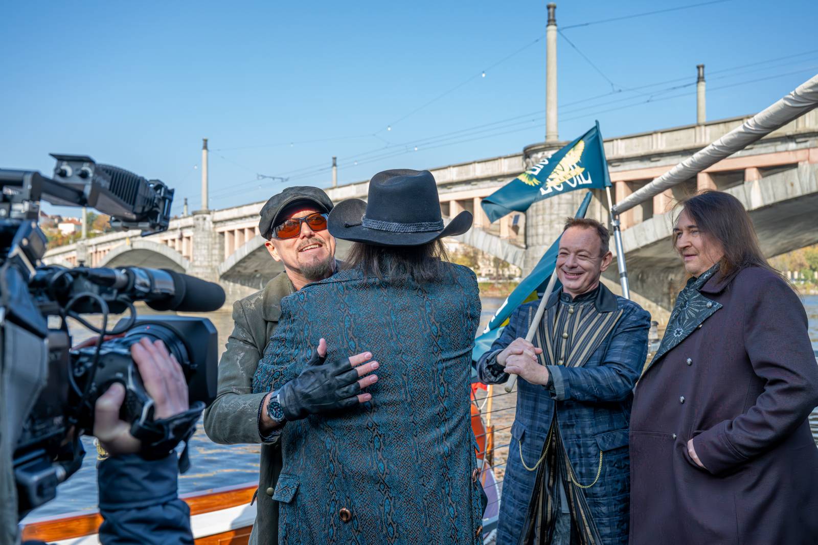 Lucie je zase ve čtyřech. Na lodi v Praze přivítala na palubě Viktora Dyka
