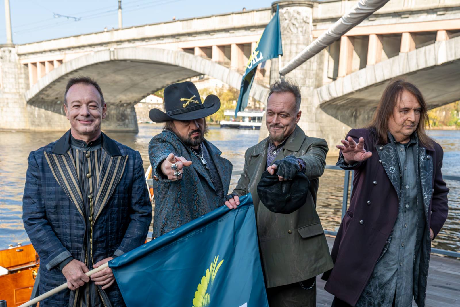 Lucie je zase ve čtyřech. Na lodi v Praze přivítala na palubě Viktora Dyka