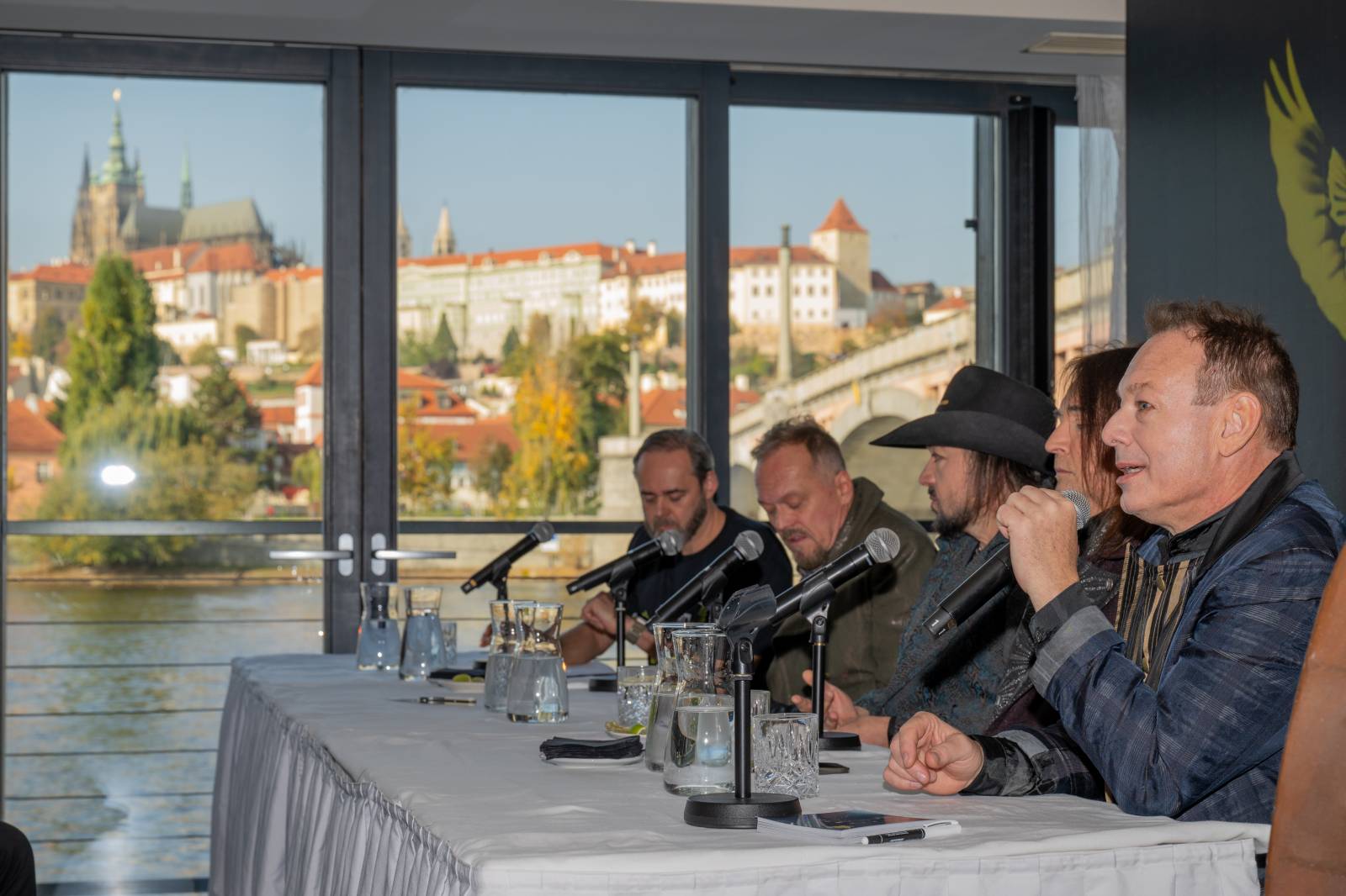 Lucie je zase ve čtyřech. Na lodi v Praze přivítala na palubě Viktora Dyka