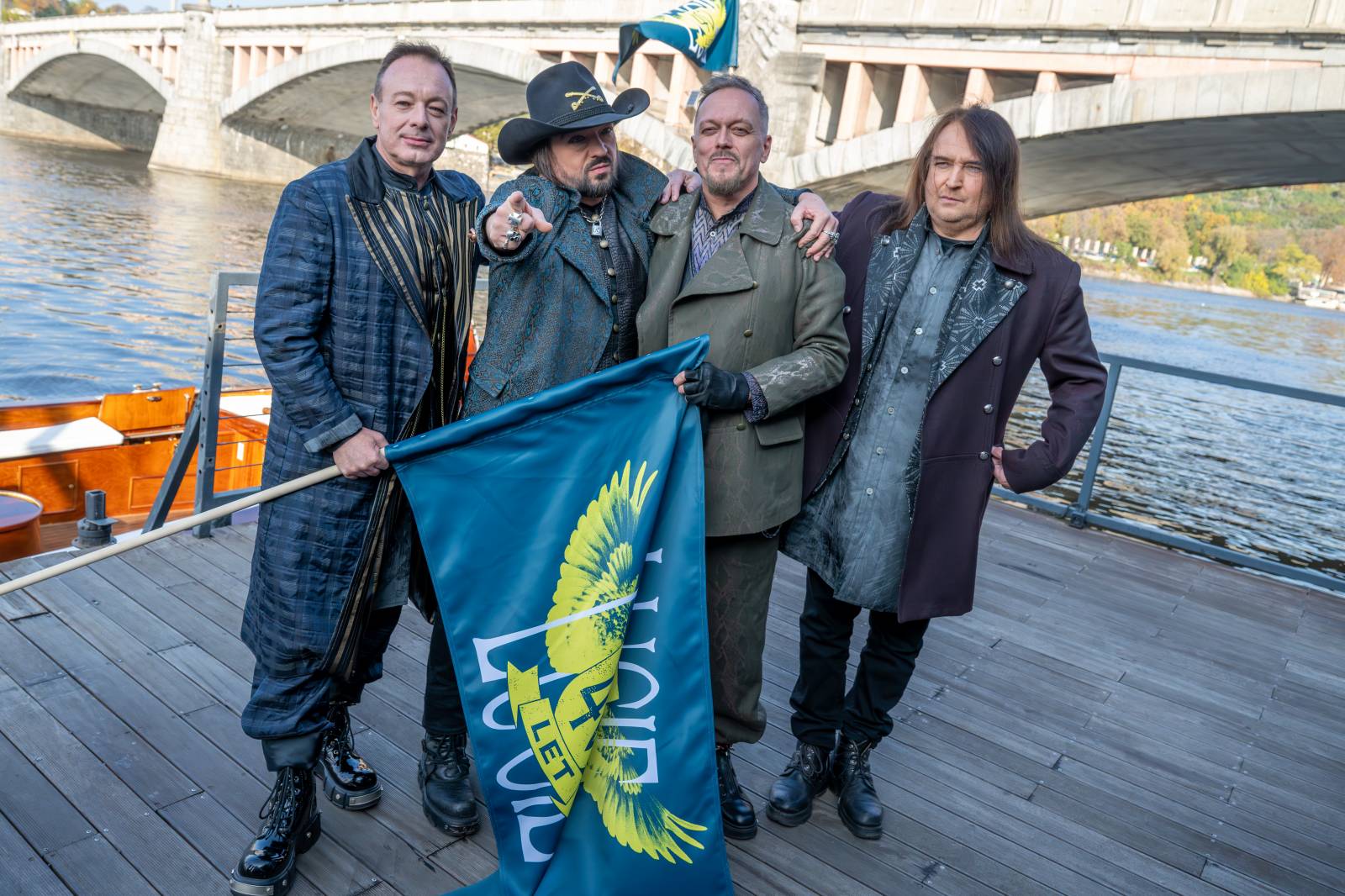 Lucie je zase ve čtyřech. Na lodi v Praze přivítala na palubě Viktora Dyka