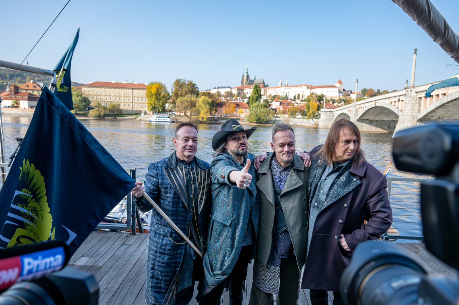 Lucie je zase ve čtyřech. Na lodi v Praze přivítala na palubě Viktora Dyka
